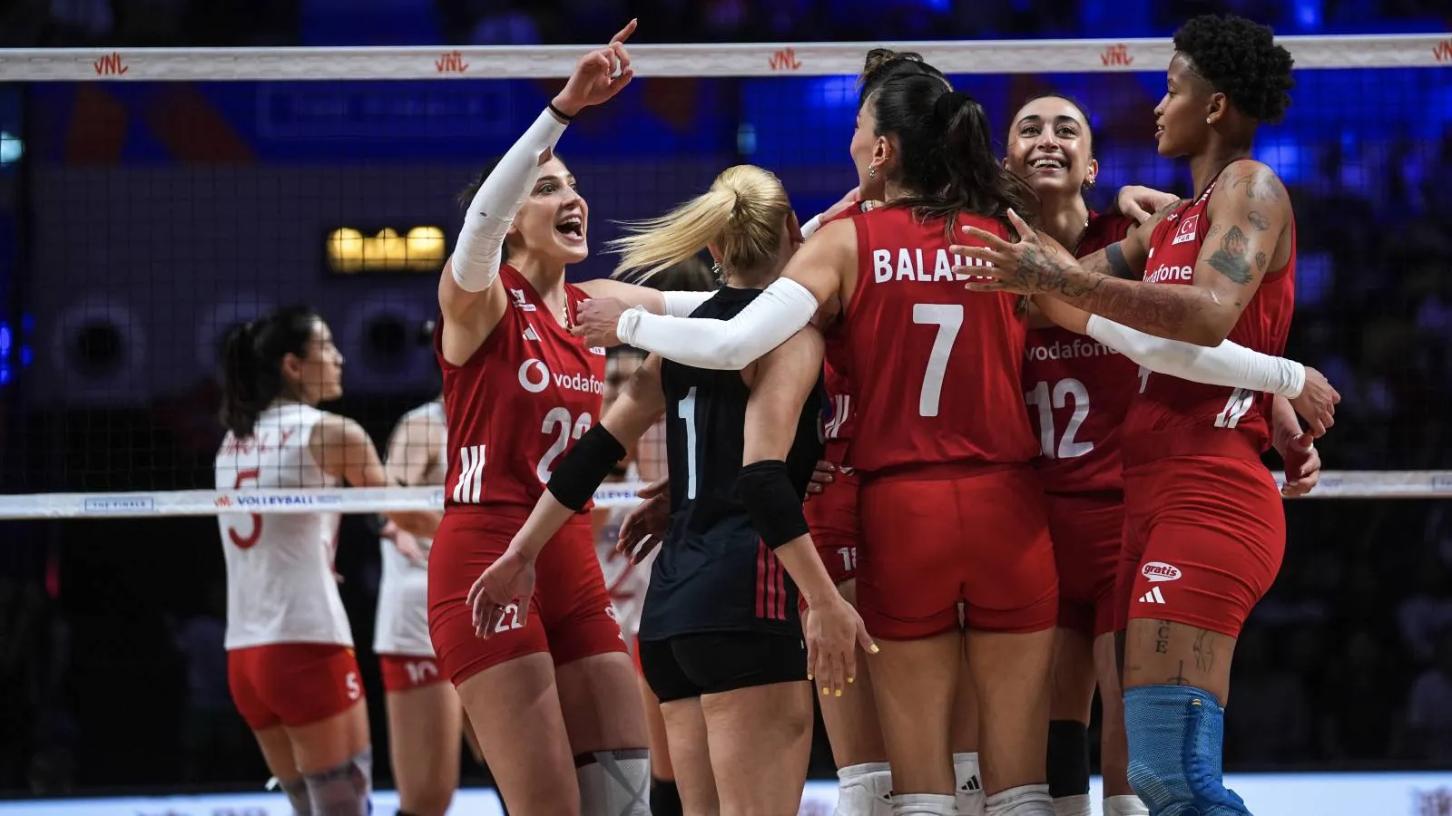 Milletler Ligi | Filenin Sultanları, Çin'e acımadı; set vermeden finale yükseldi!